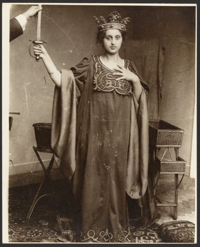 [Weibliches Modell mit Krone und Schwert] von Alphonse Maria Mucha