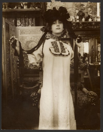 Weibliches Modell in einem langen weißen Gewand und einem Hut mit Bändern, Paris von Alphonse Maria Mucha