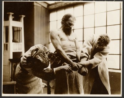 Drei Modelle posieren für die "Symbolische Gruppe" im Bild "Das Fest des Heiligen Vitus in Rügen" aus dem "Epos der Slawen-Zyklus, Zbiroh, Böhmen" von Alphonse Maria Mucha