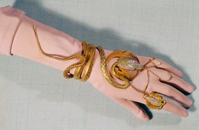 Armband und Ring der Komödiantin Henriette Rosine Bernard, genannt Sarah Bernhardt von Alphonse Mucha