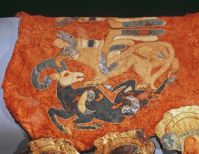 Satteldecke mit Greif, der eine Bergziege angreift von Altaic School