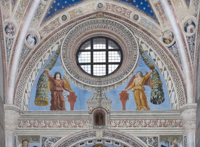 Engel mit roten Schilden und Dekorationen von Ambrogio da Fossano