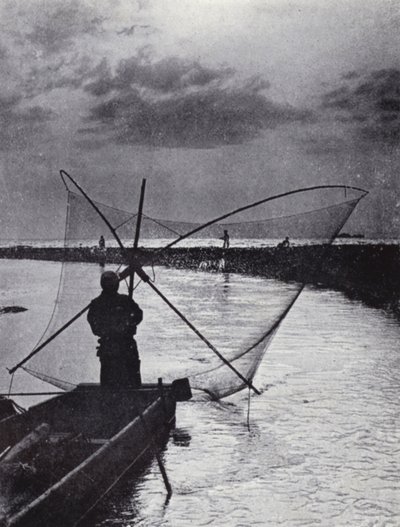 Ein japanischer Fischer zieht sein Netz ein von American Photographer (after)