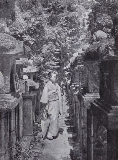 Eine fromme Verehrerin zählt die Steinlaternen in Kasuga von American Photographer (after)