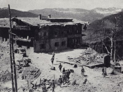Amerikanische und französische Truppen inspizieren die Ruinen von Adolf Hitlers Rückzugsort in Berchtesgaden in den bayerischen Alpen, Zweiter Weltkrieg, Mai 1945 (s/w Foto) von American Photographer (after)