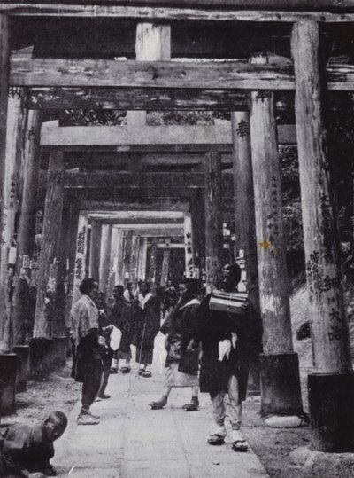 Ein Zugang zum Shinto-Tempel von Inari (s/w Foto) von American Photographer (after)