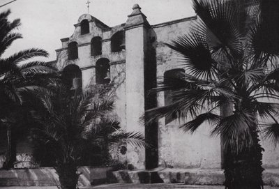 Kalifornien: Glocken der Mission San Gabriel, gegründet 1771, an den Hängen der mit Mohnblumen bedeckten Hügel in der Nähe von Pasadena von American Photographer (after)