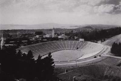 Kalifornien: Berkeley, Memorial Stadium der University of California, mit 75.000 Sitzplätzen von American Photographer (after)