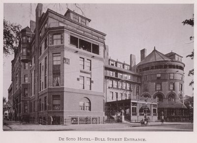 De Soto Hotel, Bull Street Eingang (s/w Foto) von American Photographer (after)