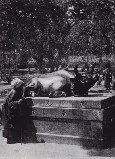 Andächtige Frau streichelt einen bronzenen Stier (s/w Foto) von American Photographer (after)