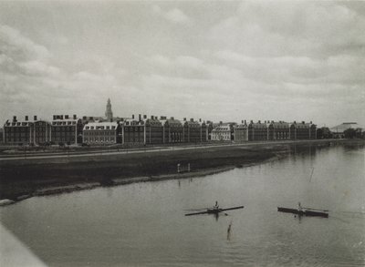 Harvard University: Graduate School of Business Administration vom Charles River von American Photographer (after)