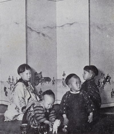 Japanische Babys beim Spielen (s/w Foto) von American Photographer (after)