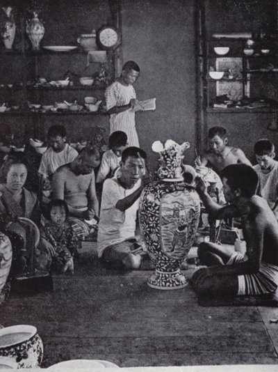 Porzellanmaler bei der Arbeit in den berühmten Kinkosan-Werken in Awata, Kioto von American Photographer (after)