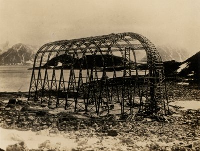 Die America, ein halbstarres Luftschiff, gebaut von Mutin Godard in Frankreich für Walter Wellmans Versuch, den Nordpol per Luft zu erreichen von American Photographer (after)
