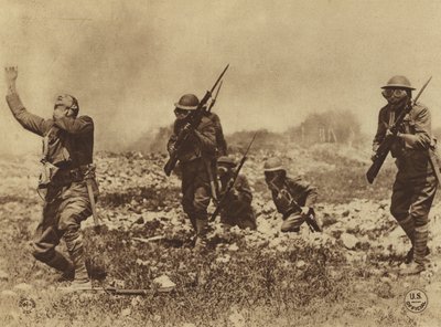 Amerika im Ersten Weltkrieg: Gefahr durch Gasangriffe wurde unseren Männern eindringlich vermittelt, um die Befolgung der Armeebefehle bezüglich des Tragens von Gasmasken zu erzwingen (s/w Foto) von American Photographer