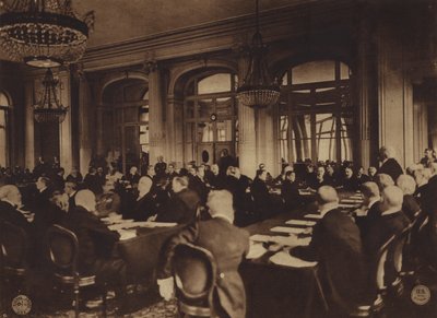 Amerika im Ersten Weltkrieg: Georges Clemenceau, Premierminister von Frankreich, übergibt den deutschen Delegierten die Friedensbedingungen der Alliierten im Trianon Palace Hotel, Versailles, 7. Mai von American Photographer