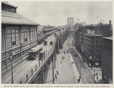 Brooklyn Bridge von der New Yorker Seite, zeigt Wagenstraße, Straßenbahnlinie, Hochbahnwagen und Promenade von American Photographer
