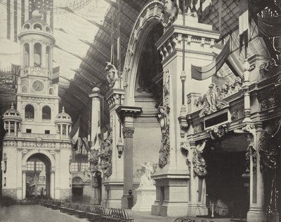 Uhrturm und französische Fassade von American Photographer