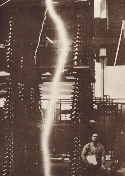 Entladung von künstlichem Blitz aus einem Fünf-Millionen-Volt-Generator (s/w Foto) von American Photographer