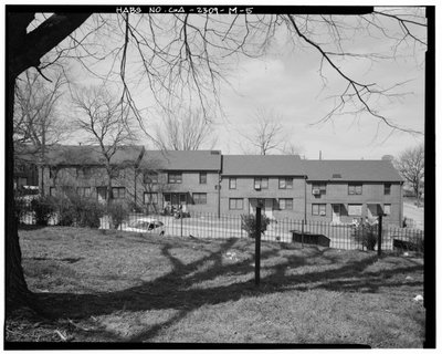 Ostseite - Clark Howell Homes, Gebäude J-1, 432 Venable Street, Atlanta, Fulton County, GA von American Photographer