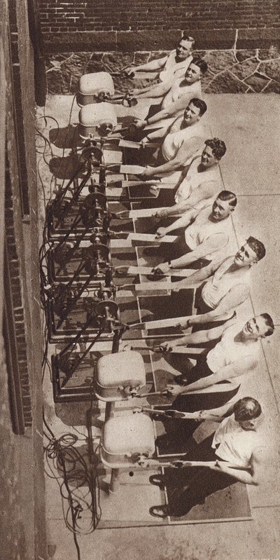 Elektrische Vibrationsmaschinen zur Fitness und Gewichtsabnahme (s/w Foto) von American Photographer