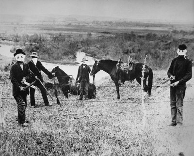 Farmer-Siedler von Nebraska schneiden Zäune von Viehzüchtern in Custer County durch von American Photographer