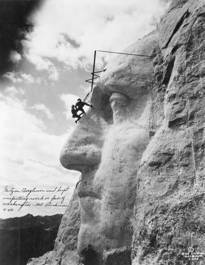 Gutzon Borglum inspiziert die Arbeiten an Washington am Mount Rushmore, 1932 von American Photographer