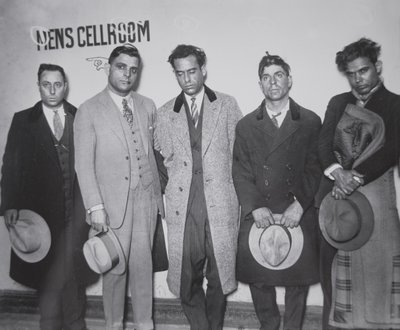 Joe Aiello (1891-1930) mit seinen Handlangern in Polizeigewahrsam von American Photographer