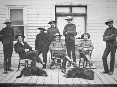 North-West Mounted Police in Edmonton zur Aufrechterhaltung von Recht und Ordnung während der frühen Tage des Klondike/Yukon Goldrauschs von American Photographer