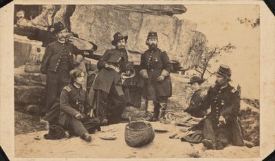 Teil von General Gearys Stab. Aufgenommen auf dem Gipfel des Lookout Mountain am Weihnachtstag, 1863 von American Photographer