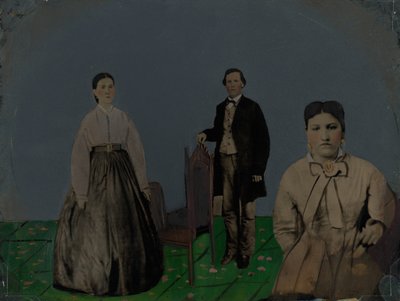 Porträt von zwei Frauen und einem Mann von American Photographer