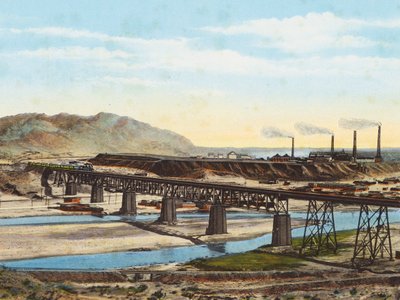Eisenbahnbrücke über den Rio Grande und die große Zollschmelze in El Paso, Texas von American Photographer