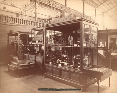 Rudolph Koenigs Ausstellung, Philosophische Apparate, Hauptausstellung, Centennial International Exhibition, Philadelphia, 1876 von American Photographer