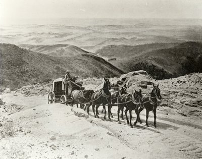 Postkutsche überquert den San Marcos Pass, Kalifornien von American Photographer