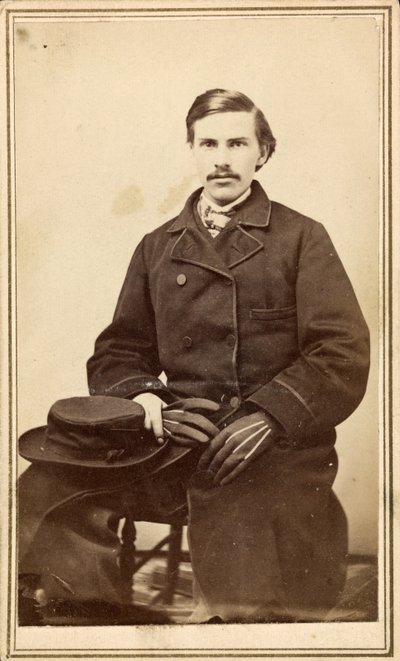 Unbekannter Mann im Mantel mit Hut und Handschuhen von American Photographer