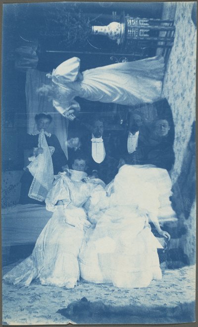 Ohne Titel (Doppelbelichtung mehrerer Personen im Innenraum) von American Photographer
