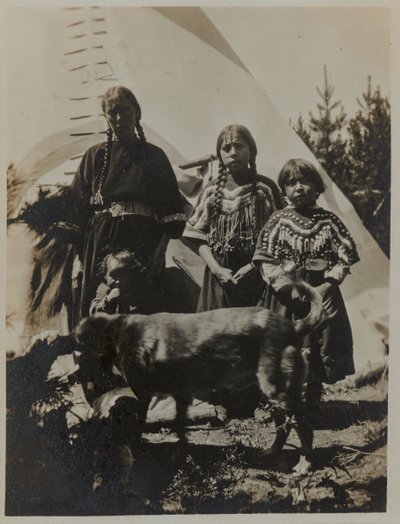 Frau, zwei Mädchen und ein Kind mit Hund, ca. 1900 von American Photographer