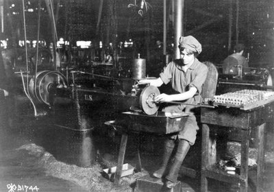 Frau beim Einpassen eines Schlüsselsitzes in einem Gewehr, Eddystone Rifle Plant, Eddystone, Pa., während des Ersten Weltkriegs, 1914-18 von American Photographer