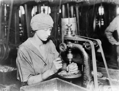 Frau beim Senken eines Zündrohrlochs und Füllen des Lochs in einer Handgranate bei Westinghouse Electric & Mfg. Co., East Pittsburgh, Pa., während des Ersten Weltkriegs, 1914-18 von American Photographer