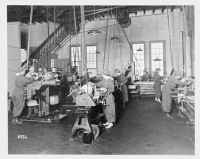 Frauen arbeiten in Fabriken während des Ersten Weltkriegs, um 1917 von American Photographer