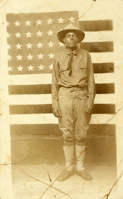 Soldat des Ersten Weltkriegs mit amerikanischer Flagge im Hintergrund, 1914-18 von American Photographer
