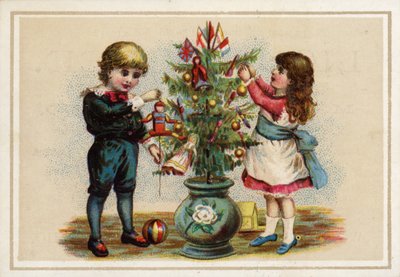 Kinder schmücken einen kleinen Weihnachtsbaum von American School