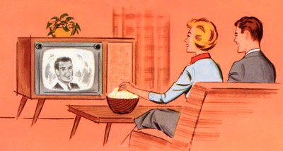 Paar schaut Retro-Fernsehen in ihrem Wohnzimmer von American School