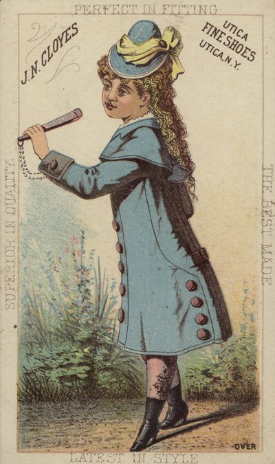 Mädchen im blauen Mantel und Stiefeln von American School