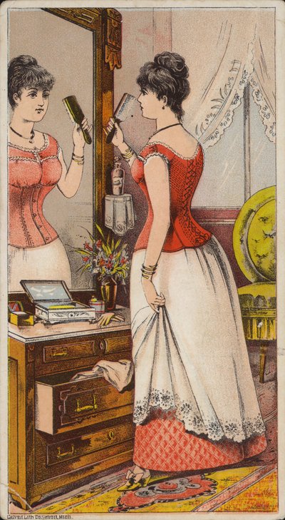 Dame schaut in Spiegel in Unterwäsche von American School
