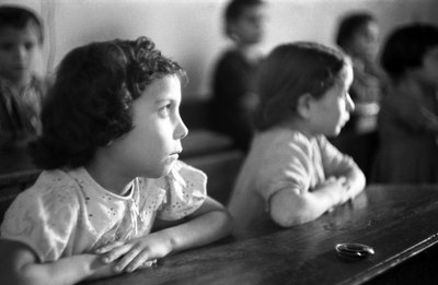 Schulmädchen, Crotone Schule von Ando Gilardi