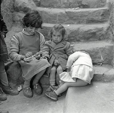 Gruppe von Kindern in Scalilla, Palermo, Sizilien, Italien von Ando Gilardi