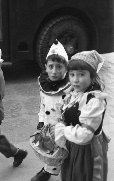 MASKIERTE KINDER IN CROTONE von Ando Gilardi