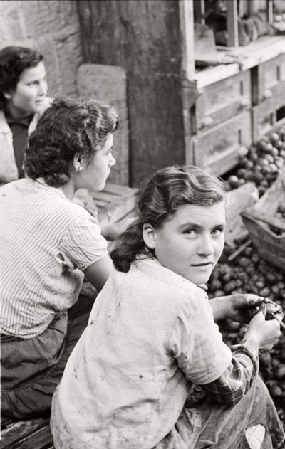 Das Lächeln eines jungen Mädchens, das Walnüsse schält, Quaglino, Neapel, Italien, um 1955 von Ando Gilardi