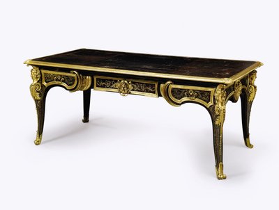 Louis XIV Ormolu-montierter brauner Schildpatt-Schreibtisch, ca. 1710 von Andre Charles (attr. to) Boulle